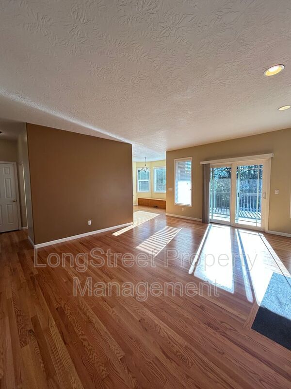 Building Photo - 852 Marilyn Dr