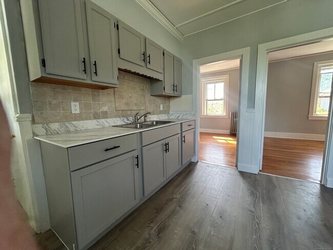 Building Photo - 10 Cherry St