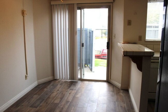 Building Photo - One Bedroom for Rent Southwest Bakersfield Gated Community