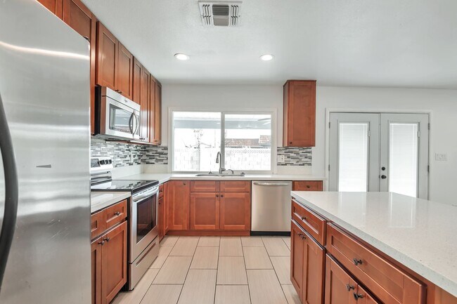 Building Photo - 5 Bedroom, 3 Bath, Pool, Remodeled