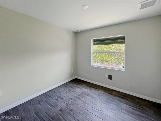 Building Photo - 1304 W 12th St