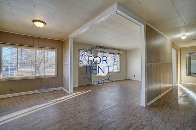Building Photo - 1327 E Hurd Rd