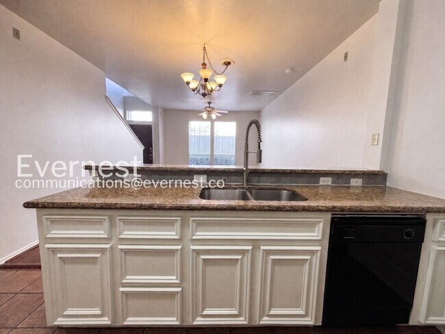 Building Photo - 2Bed / 2Bath Spacious Town Home with Fenced Yard and Garage / Available Now!