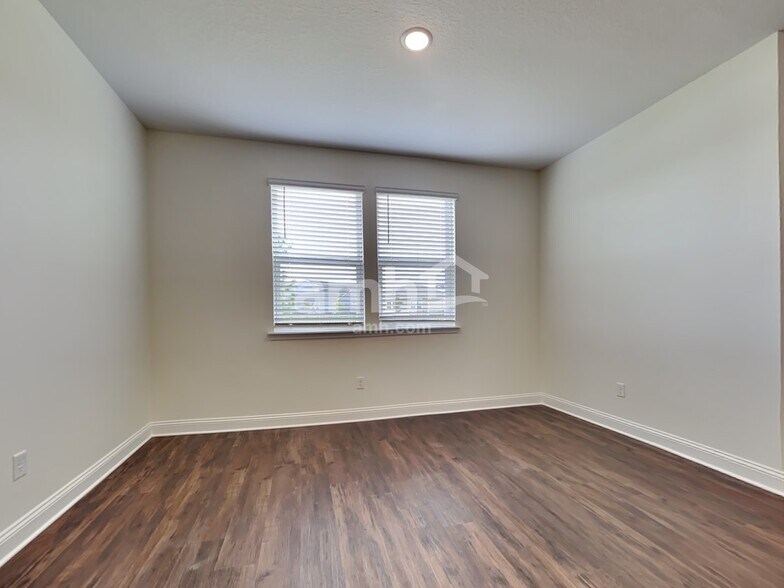Building Photo - 284 Banyan Frst Dr