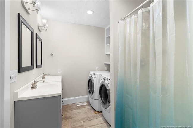 Building Photo - 2219 Westdale Dr