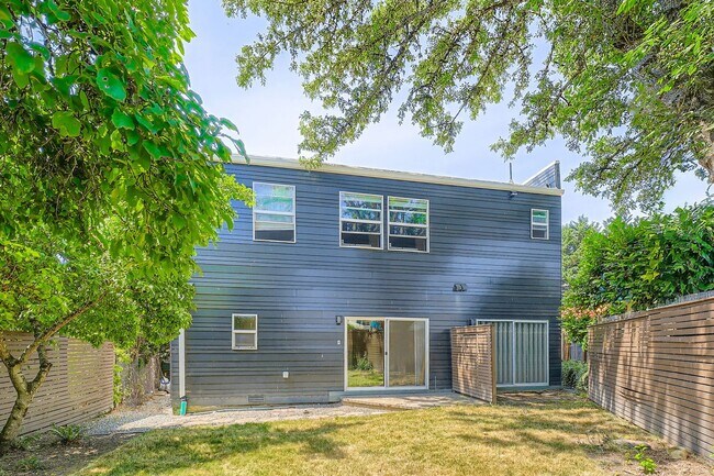 Building Photo - Amazing 3bed/1bath Fourplex with Backyard!