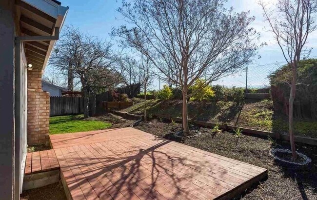 Building Photo - Beautiful 3 Bedroom Home Located in the City of Pittsburg.