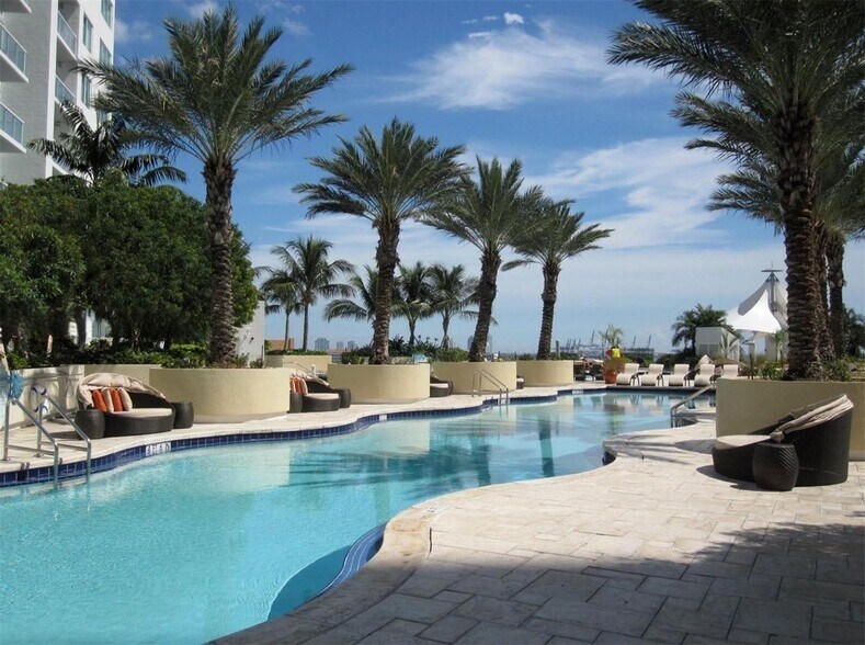 Building Photo - 1100 Biscayne Blvd