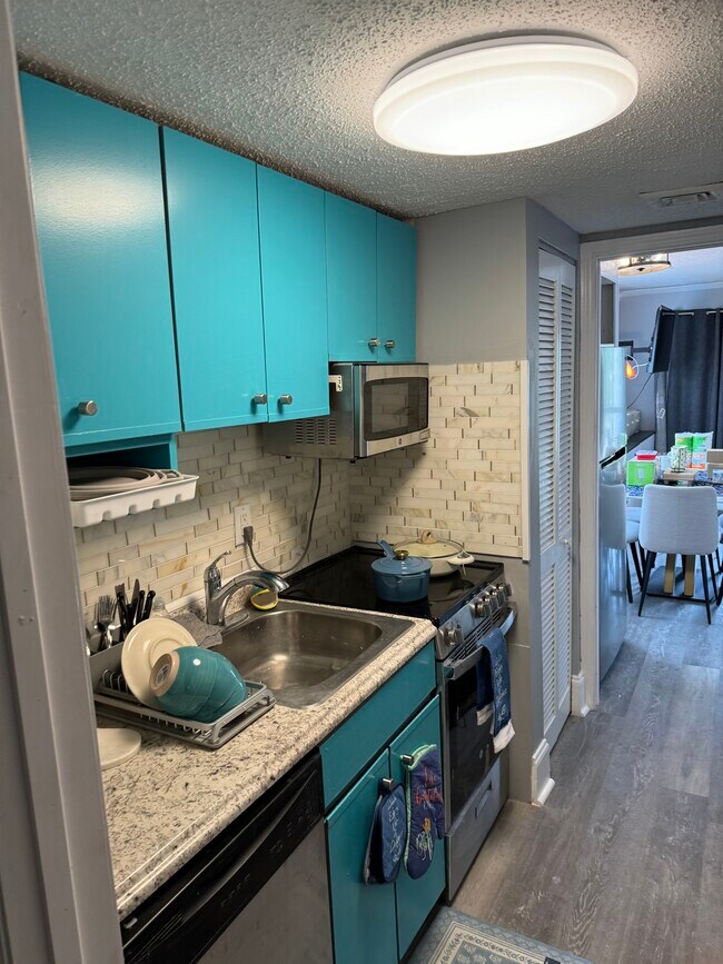 Building Photo - 210 75th Ave N