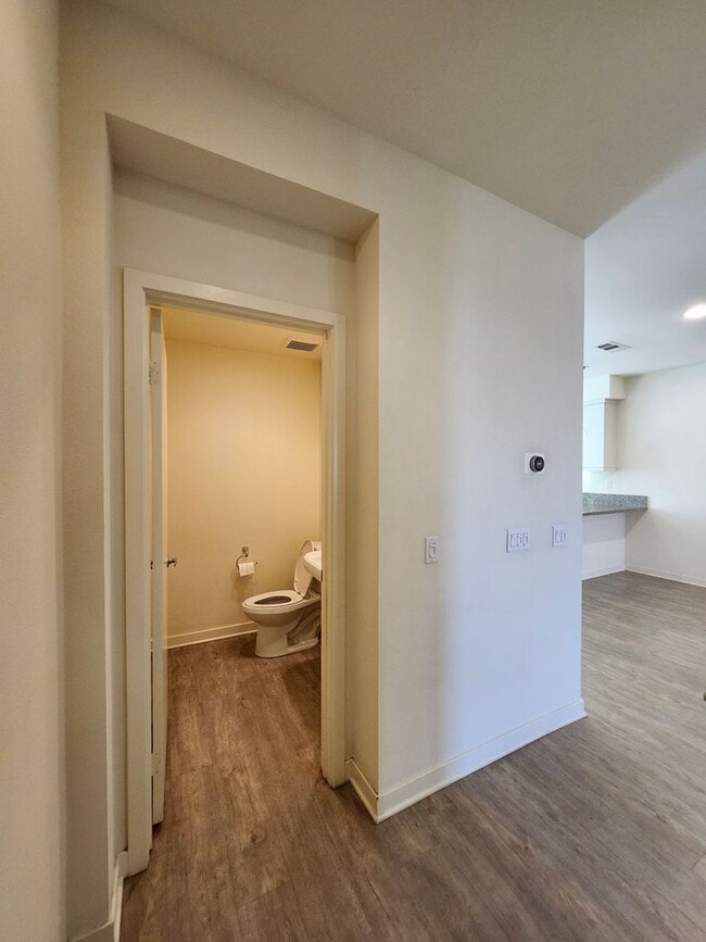 Building Photo - Gorgeous Tri-level Townhouse 3 beds 3 1/2 ...