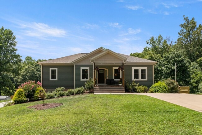 Primary Photo - Spacious and Inviting - Beautifully-Mainta...
