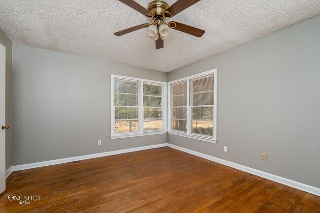 Building Photo - 1002 S San Jose Dr