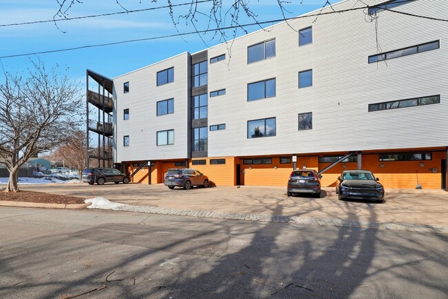 Building Photo - 211 Cream St