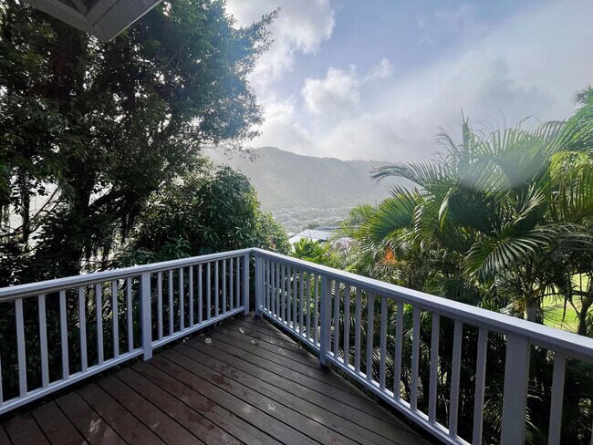 Building Photo - Renovated 6 Bedroom, 3.5 Bath Home with 2 Garages in Aina Haina