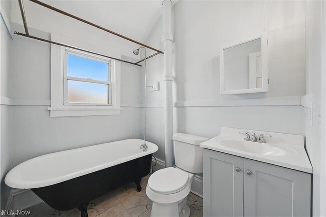 Building Photo - 2471 Tremont Ave