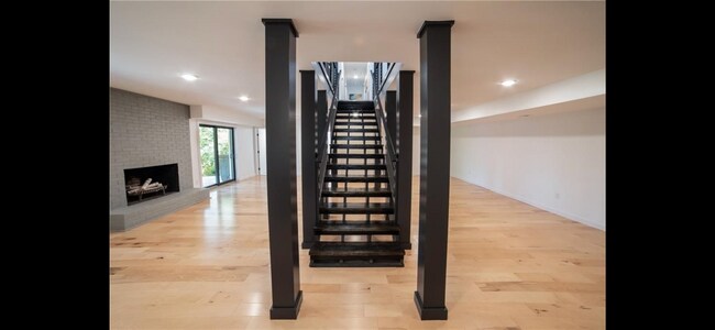 Building Photo - 414 Shorecrest Dr