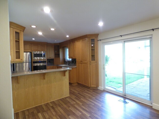 Building Photo - 5 Bd 3 Ba Home in Sandy