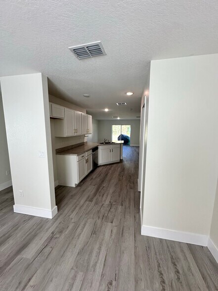 Building Photo - 176 Pine Grove Dr