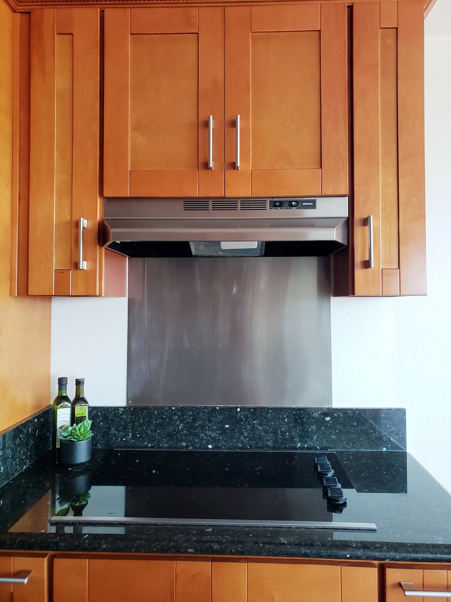 Building Photo - 6050 Canterbury Dr