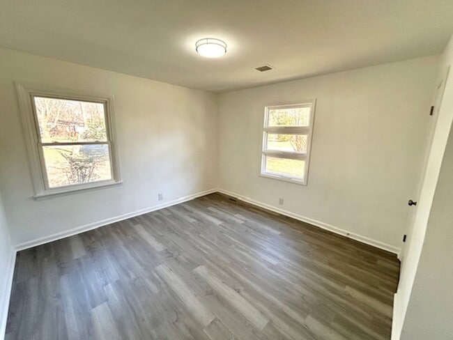 Building Photo - Coming Soon-2/5/26!- Charming 3- bedroom home with a move in special!