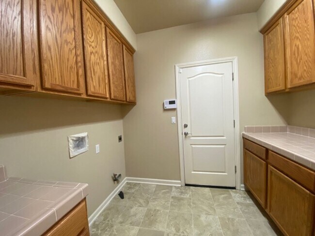 Building Photo - EXCEPTIONAL 4 BEDROOMS, 3 BATH, 3 CAR GARA...