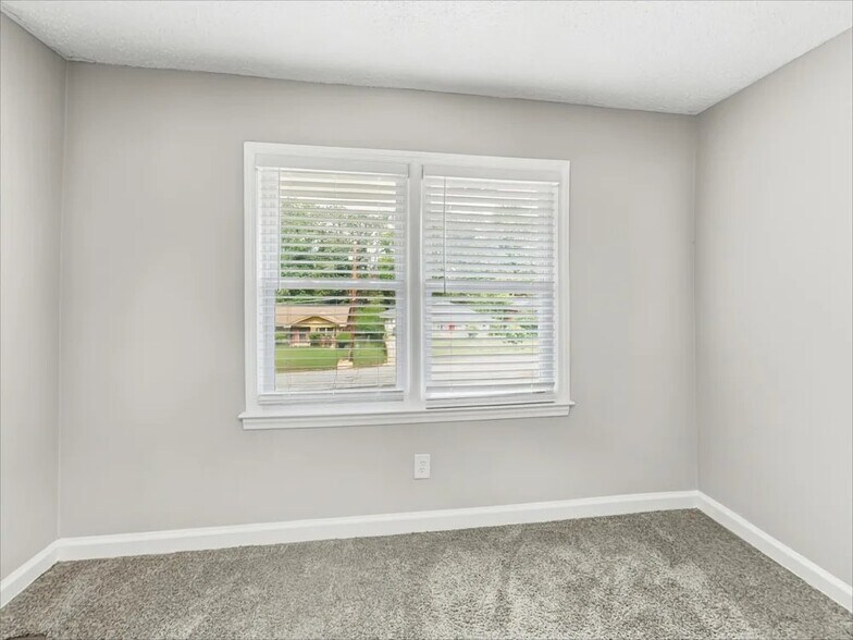 Building Photo - 1200 Golf View Ln