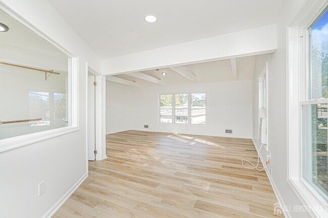Building Photo - 17 Throckmorton Ln