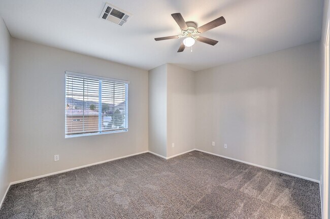 Building Photo - Gorgeous 6Bed/5Bath/4Car, 2-Story Home located in the Mountains Edge