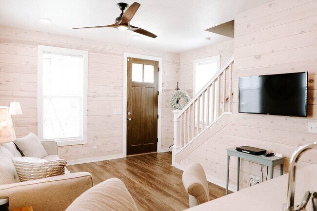 Building Photo - 2023 Loretta Parker Lane, Cottage B