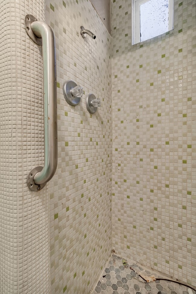 Building Photo - 16865 Bayview Dr