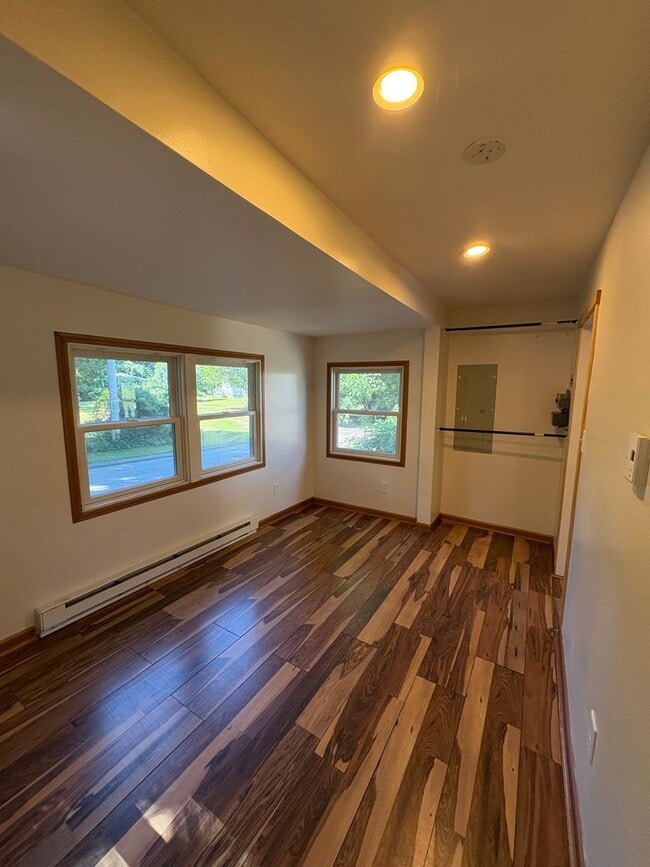 Building Photo - Quiet and Cozy Single Family in Noank Village