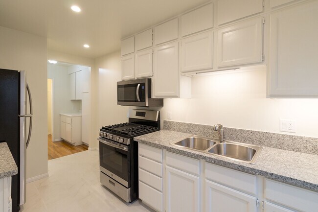 Building Photo - Beautifully Remodeled Studio in the Heart of Los Feliz |Hardwood Floors | Granite Kitchen | On-Si...