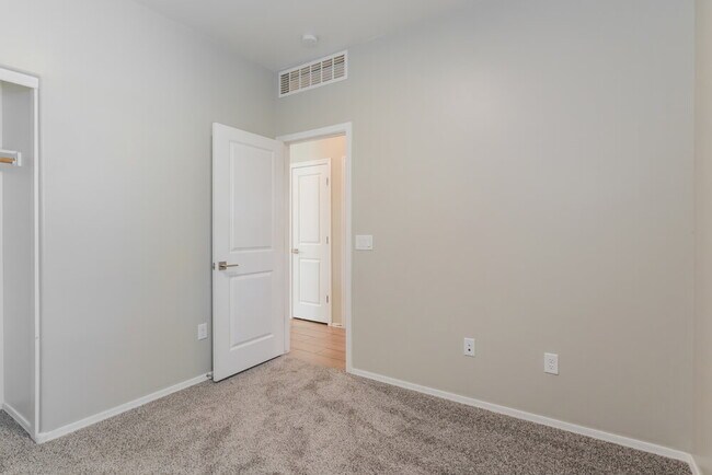 Building Photo - 334 S Willow Wick Dr