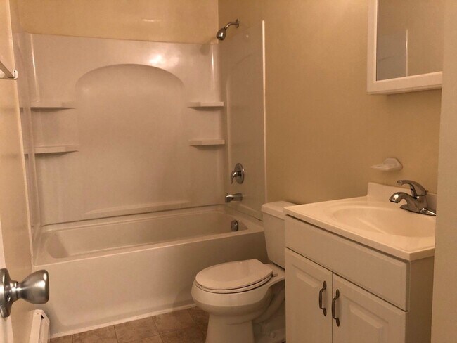 Building Photo - Newly Renovated 2 Bedroom