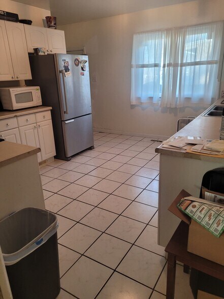 Kitchen Pic 1 - 833 Fountain Ct