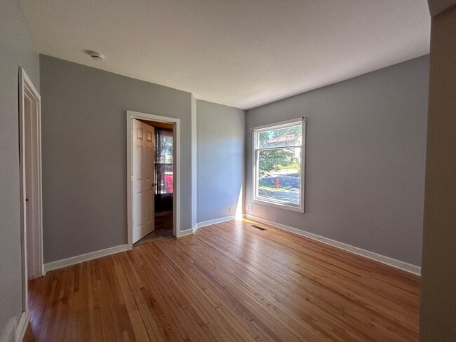 Building Photo - 3 Bed 2 Bath Single Family Home