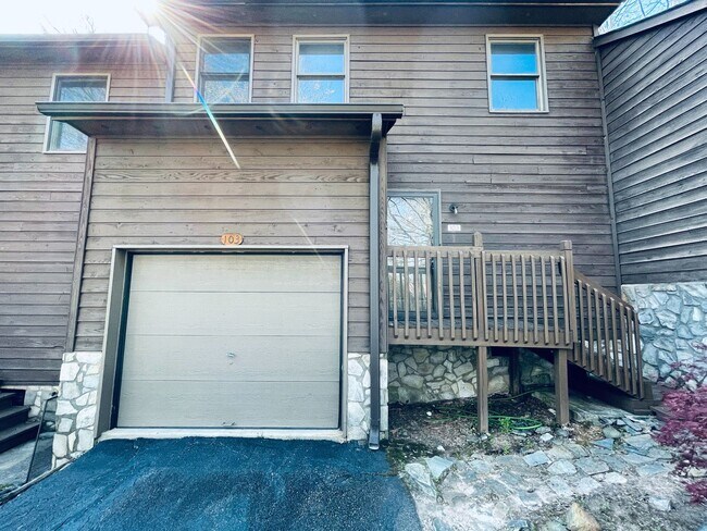 Building Photo - 2-Bedroom Townhouse with Garage & Pool on ...