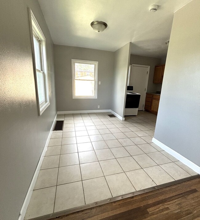 Building Photo - Spacious 2 bedroom Townhouse for rent!!