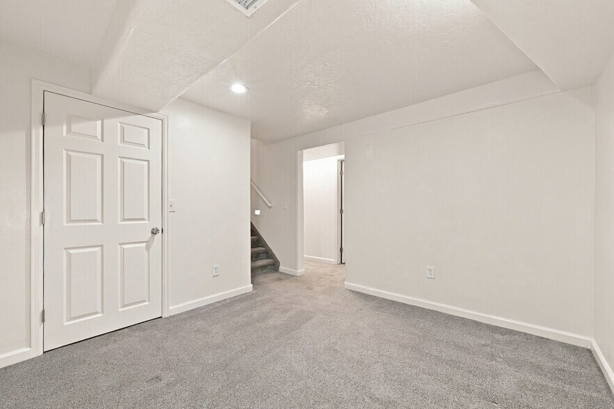 Building Photo - 8480 S Upham Way