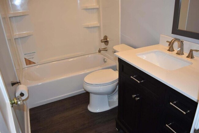 Building Photo - 351 Maple St