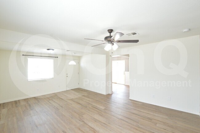 Building Photo - 3225 E Earll Dr