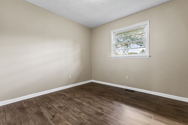 Building Photo - 2461 Mirahill Dr