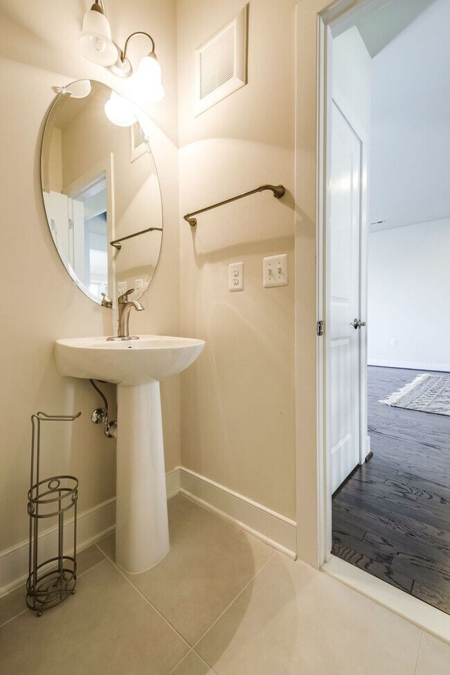 Building Photo - Updated 3br/2.5ba Condo Townhome Alexandria Walk to Metro