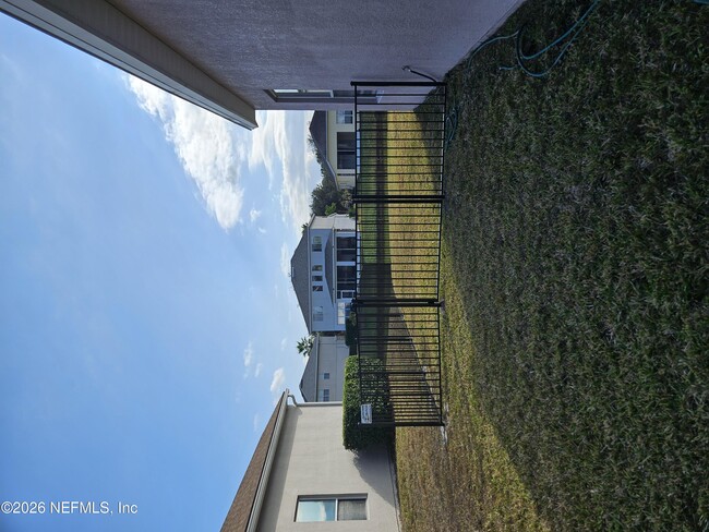 Building Photo - 8252 Hedgewood Dr