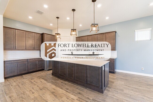 Building Photo - 3 Bedroom, 2 Bath Home near South Mountain!!