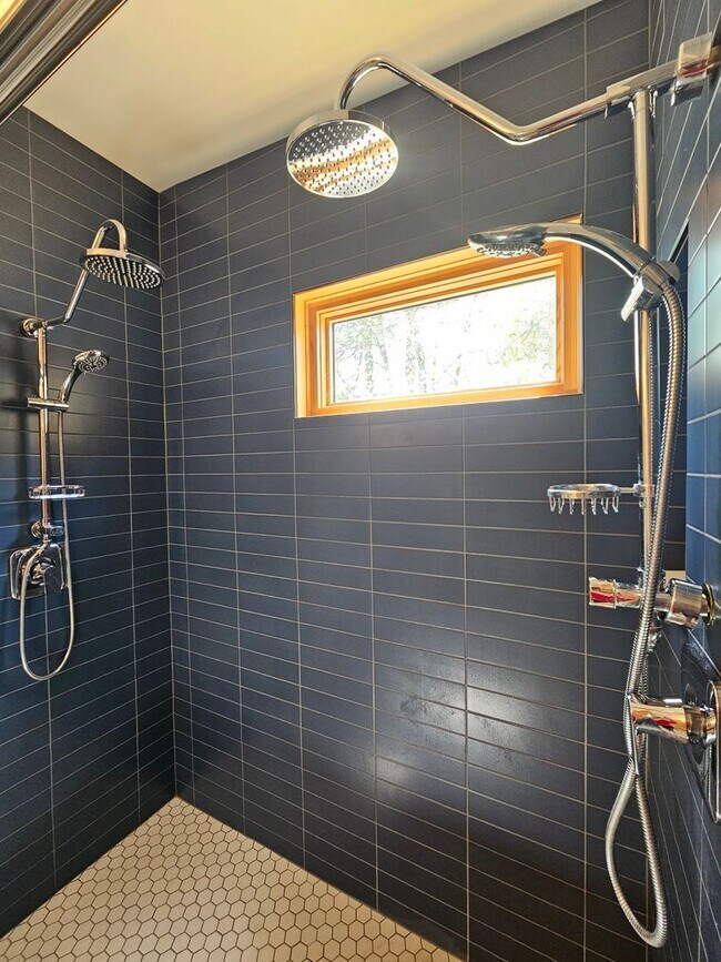 Building Photo - 825 S Montavilla Dr