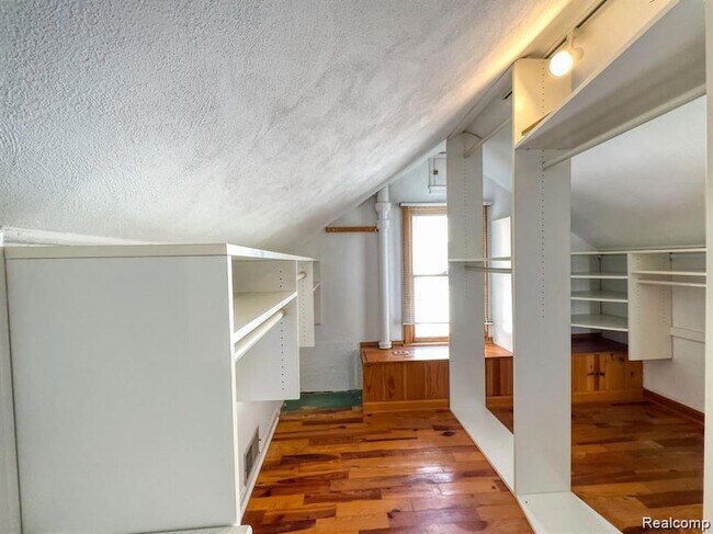 Building Photo - 806 N Altadena Ave
