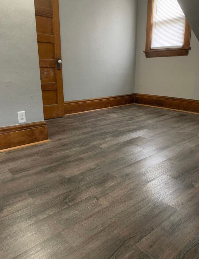 Building Photo - 3 bedroom 1 bath house in St. Paul!