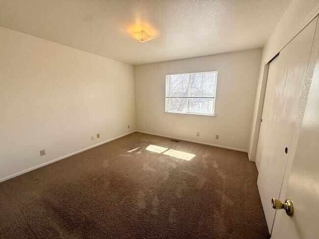 Building Photo - 2 Bed 1.5 Bath Townhouse End Unit in North Central Loveland