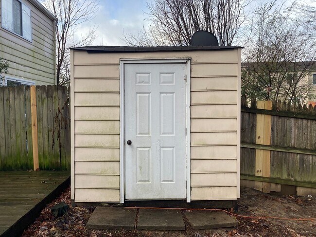 Building Photo - 9640 Greenmeadow Cir